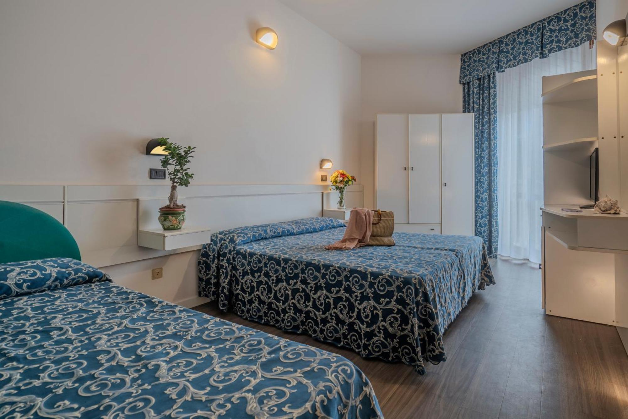 Hotel 2000 Ріміні Екстер'єр фото