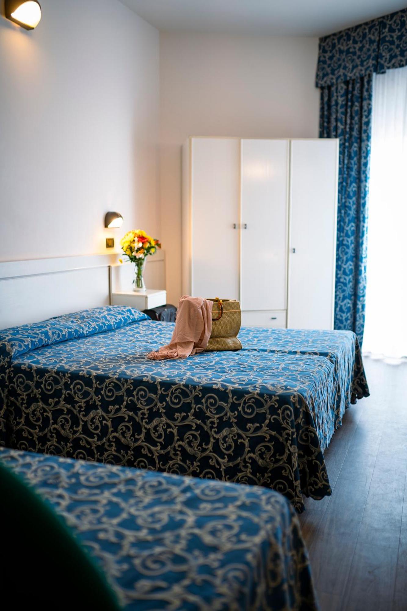 Hotel 2000 Ріміні Екстер'єр фото