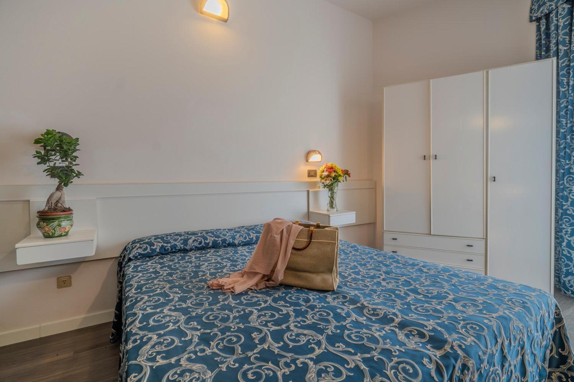 Hotel 2000 Ріміні Екстер'єр фото