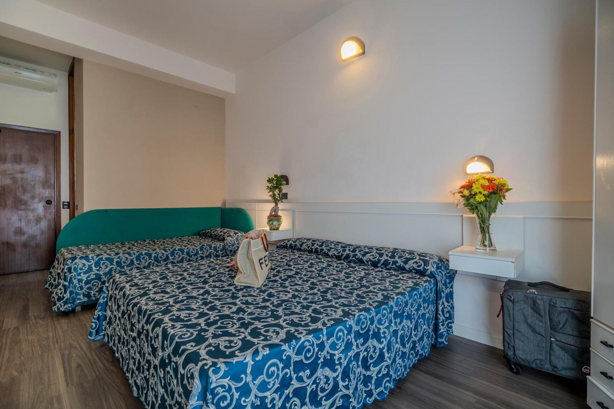 Hotel 2000 Ріміні Екстер'єр фото