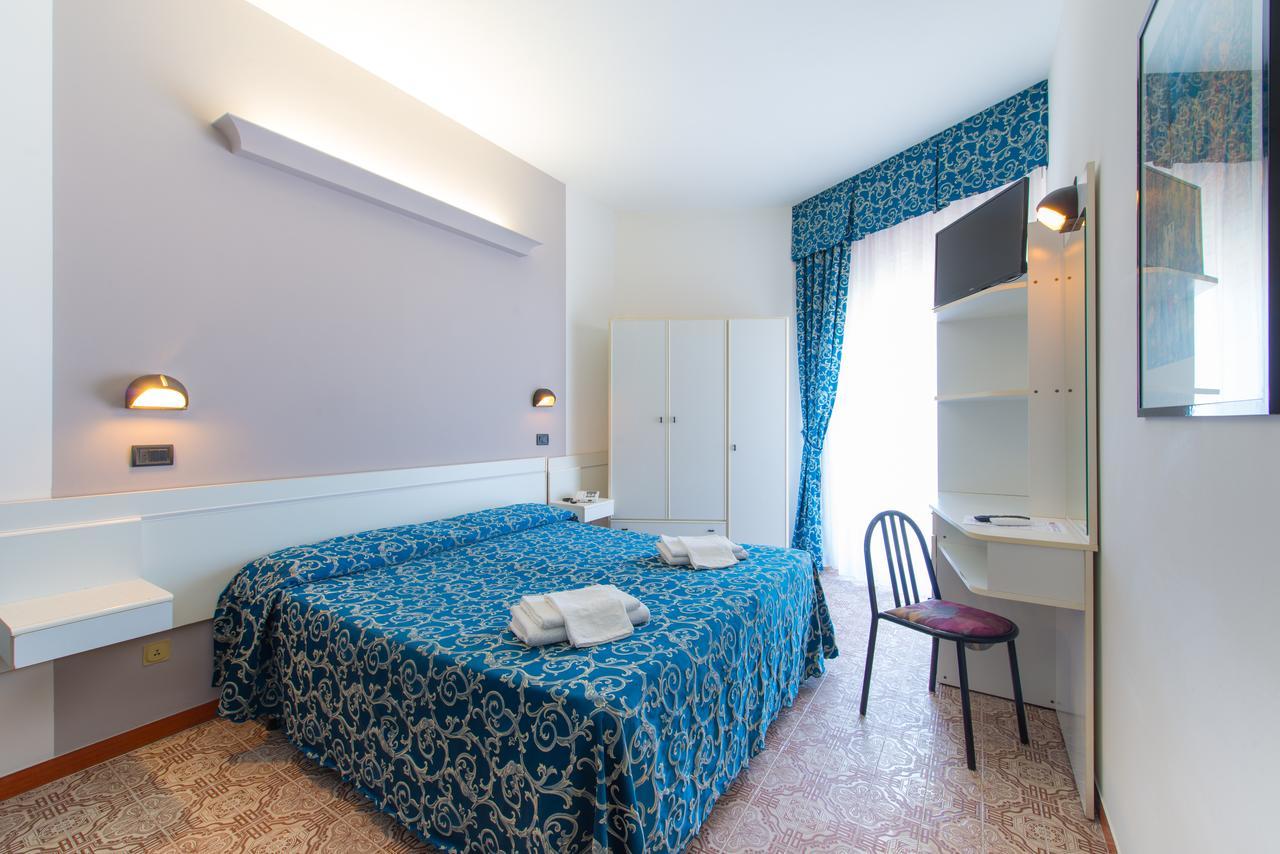 Hotel 2000 Ріміні Номер фото