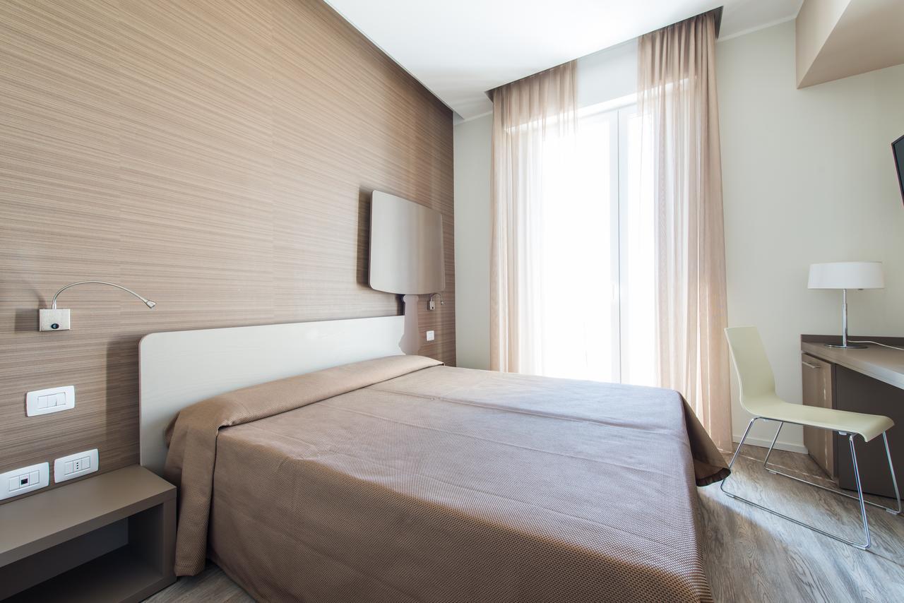 Hotel 2000 Ріміні Екстер'єр фото
