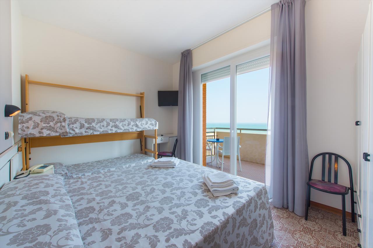 Hotel 2000 Ріміні Екстер'єр фото