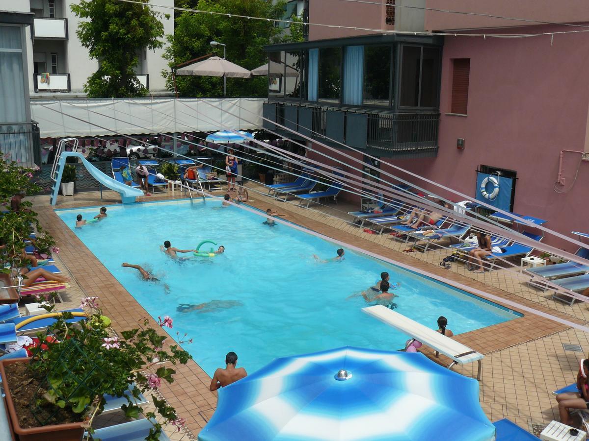 Hotel 2000 Ріміні Екстер'єр фото